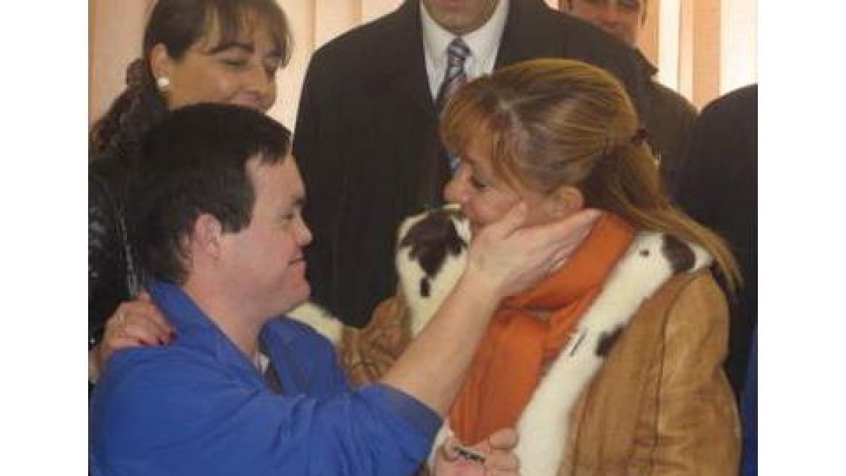 Isabel Carrasco en una de las visitas a los centros sociales sustentados por la Diputación
