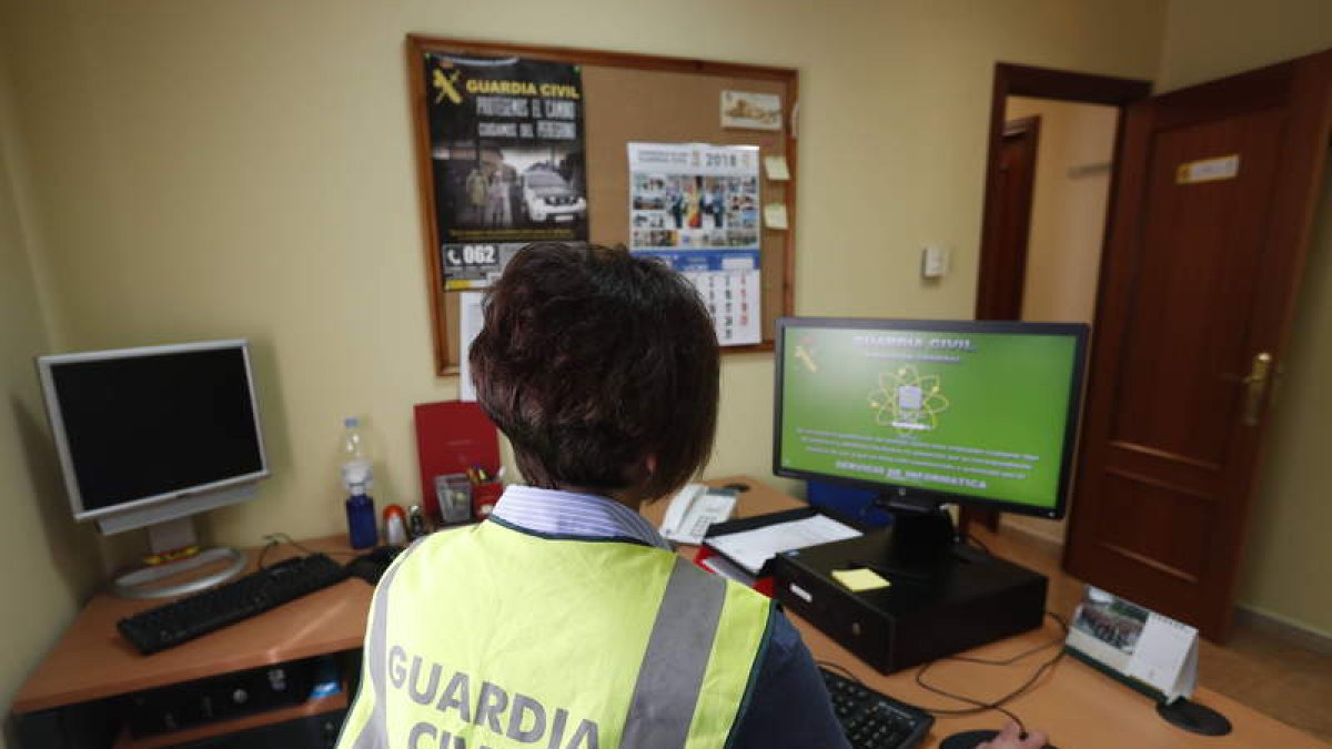 Una agente de la Guardia Civil trabaja en la investigación de uno de estos casos. JESÚS F. SALVADORES
