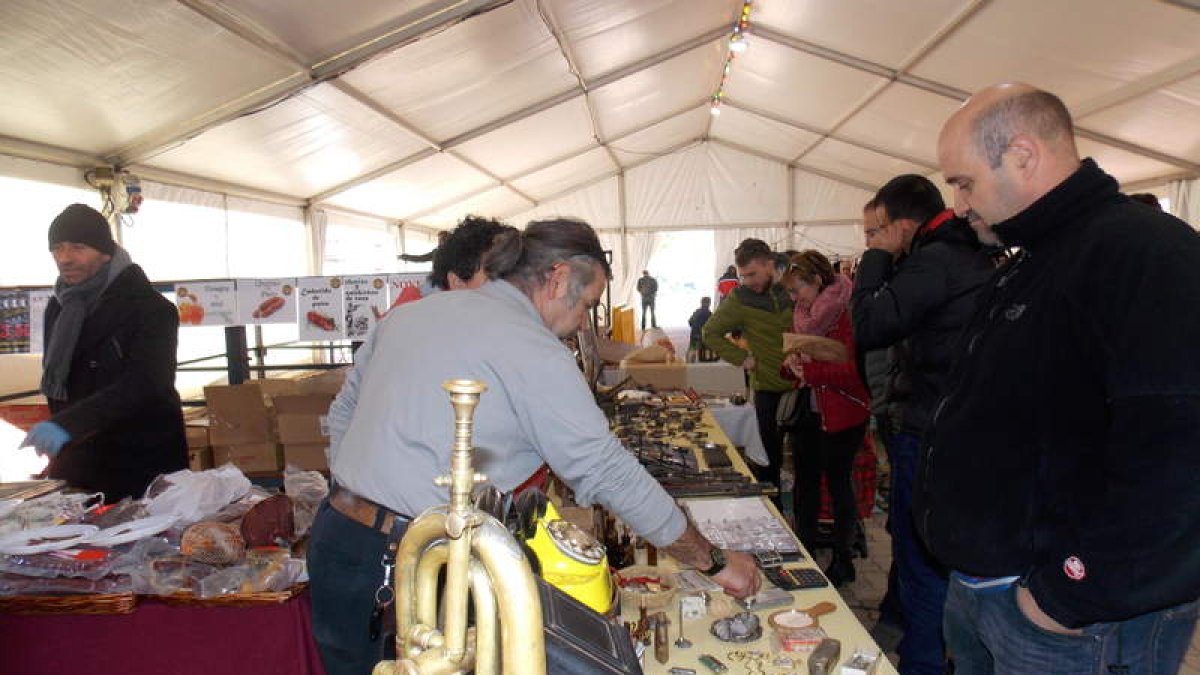 El mercadillo de artesanía y segunda mano se visitó durante toda la jornada de ayer. PLANILLO