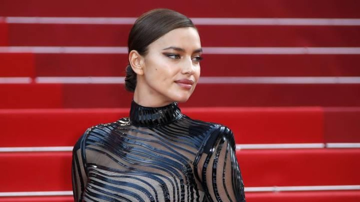 La modelo rusa Irina Shayk posa para los fotógrafos a su llegada a la presentación de la película 