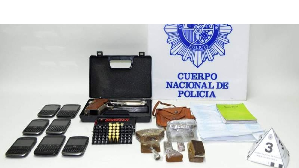 Imagen del material incautado en León al joven marroquí.