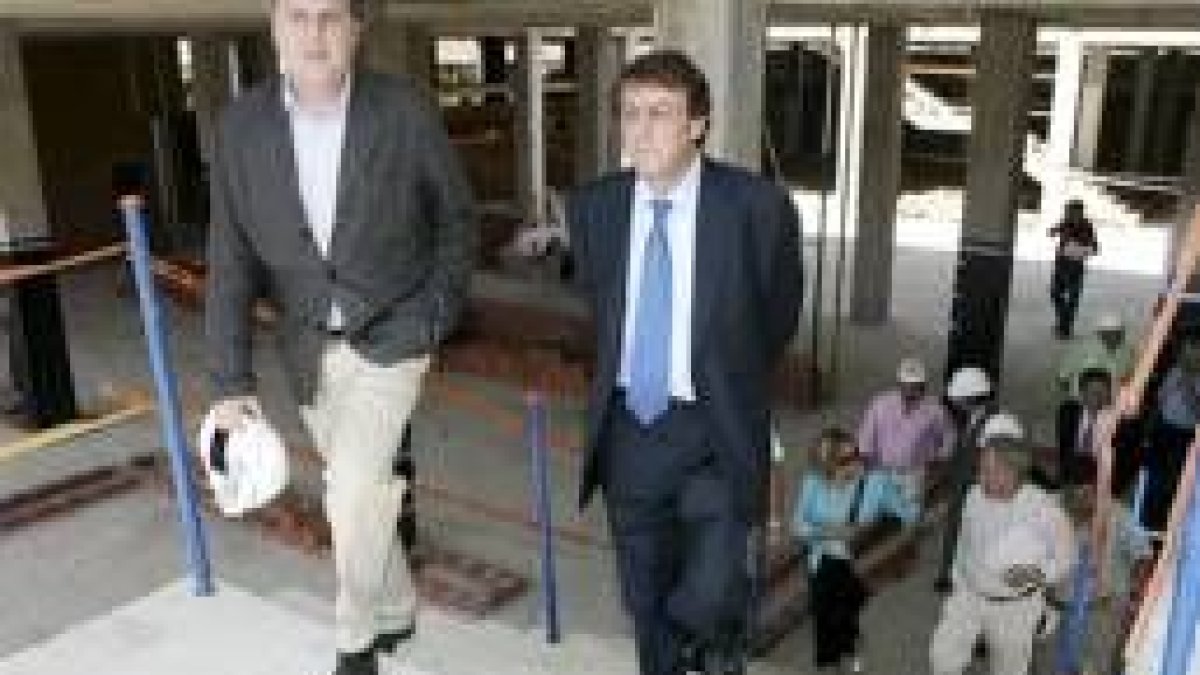 García-Prieto supervisa las obras del Museo Etnográfico de Mansilla, en una imagen de archivo