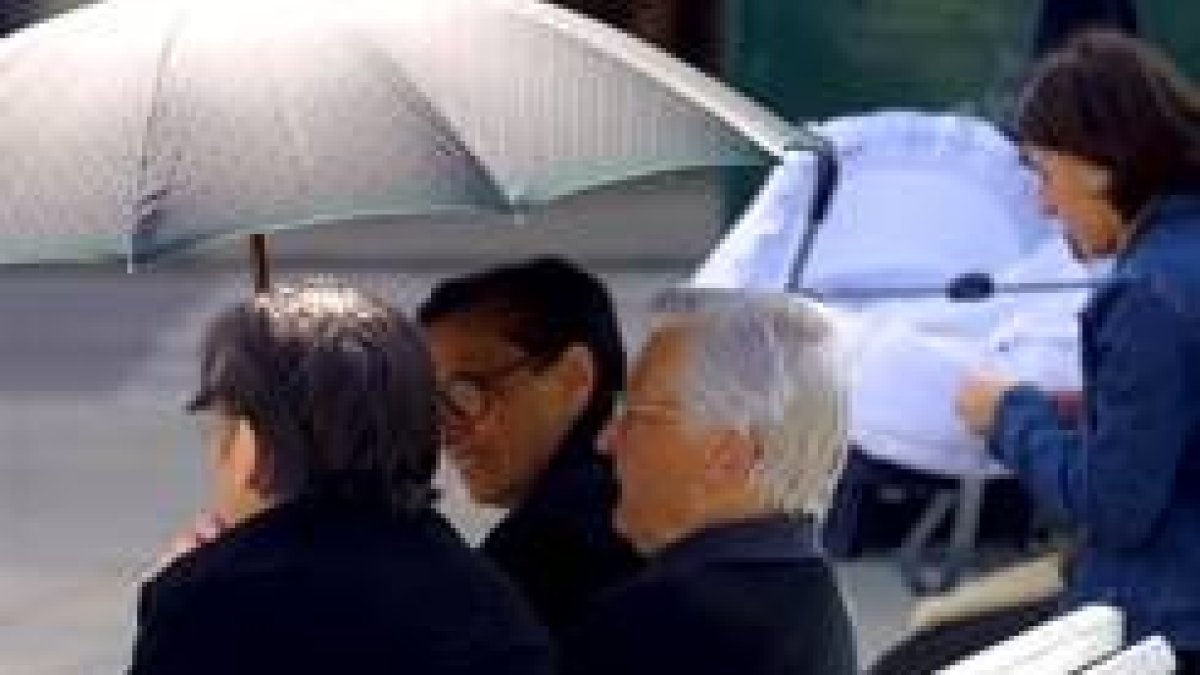 Tres mujeres conversan sentadas en un parque en una imagen de archivo