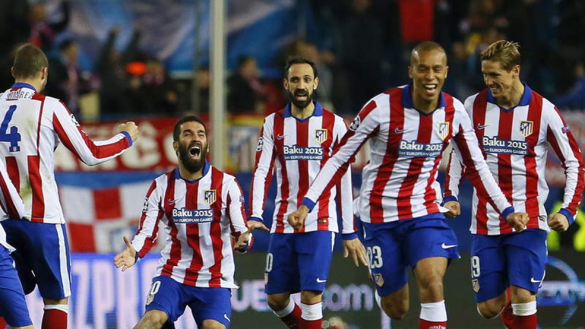 Los futbolistas del Atlético celebran la clasificación tras imponerse en la tanda de penaltis