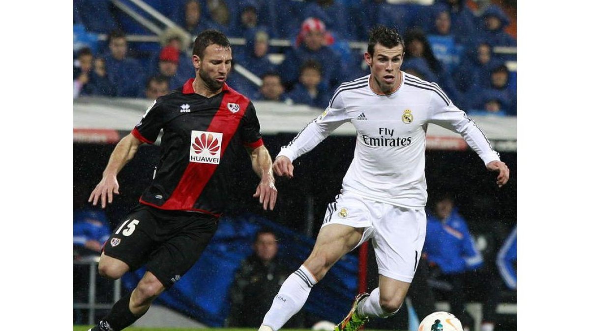 Bale conduce el balón ante el defensa rumano del Rayo Rat.