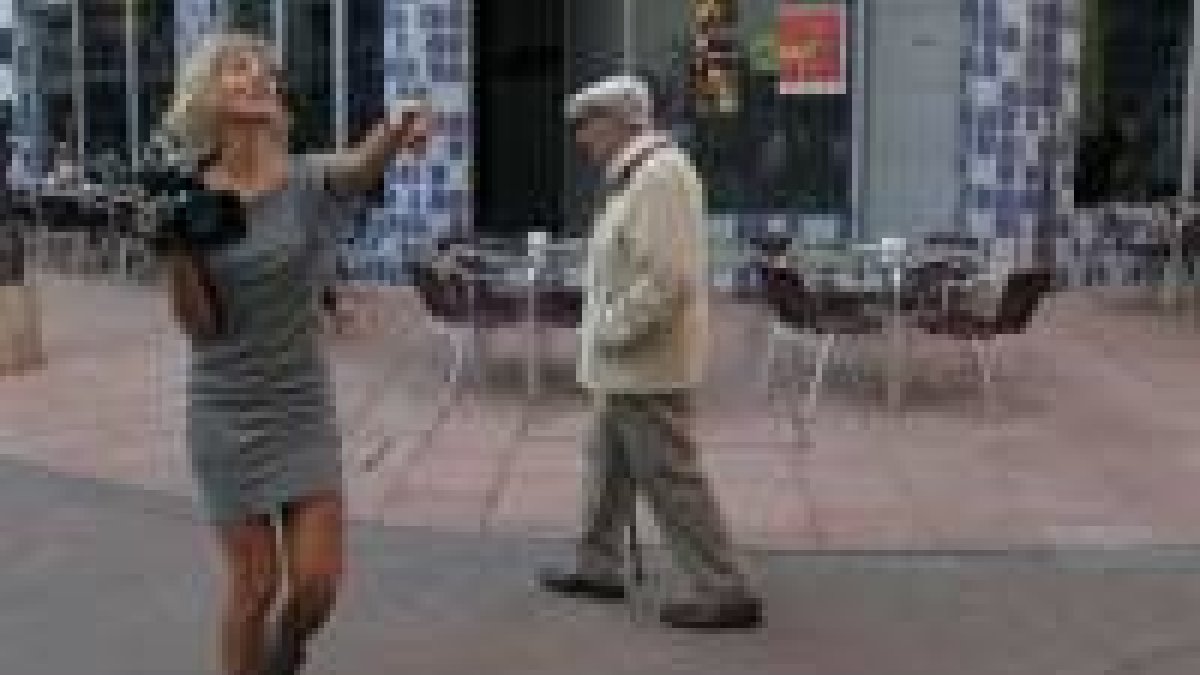Mapi Galán aceptó posar con una cámara de un medio de comunicación a las puertas del café Guiñol