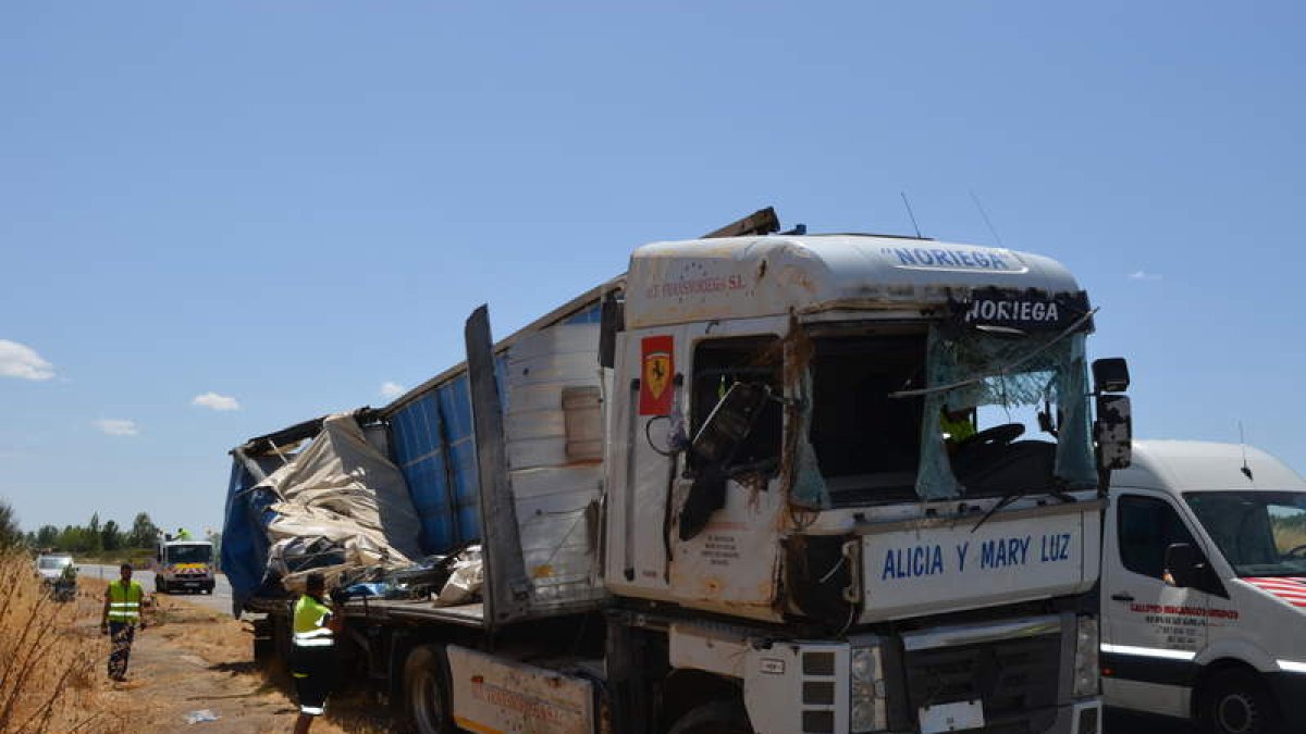 El tráfico quedó reanudado después de que se retirara el camión de la calzada. MEDINA