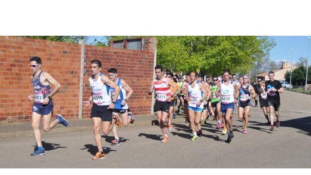 Alberto y Mediavilla lideran el grupo principal en el primer tramo de la carrera de La Torvera. DL