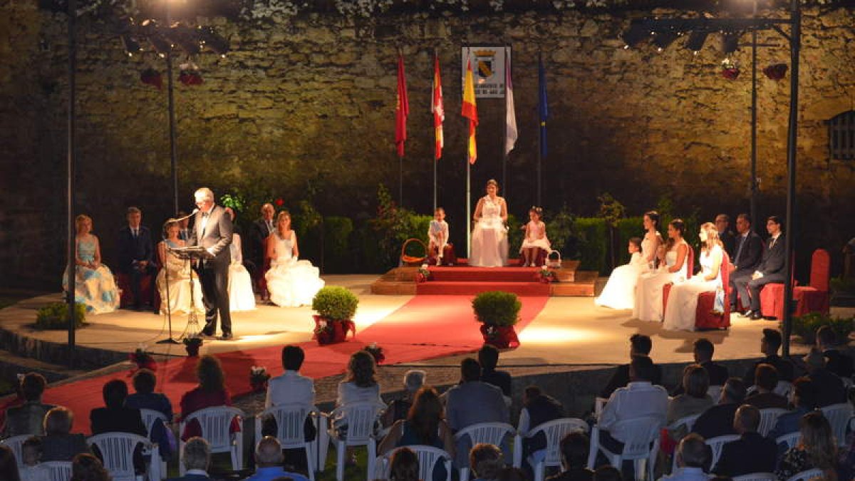 Imagen del pregón y de la coronación de la reina y las damas de las fiestas de Valencia. MEDINA