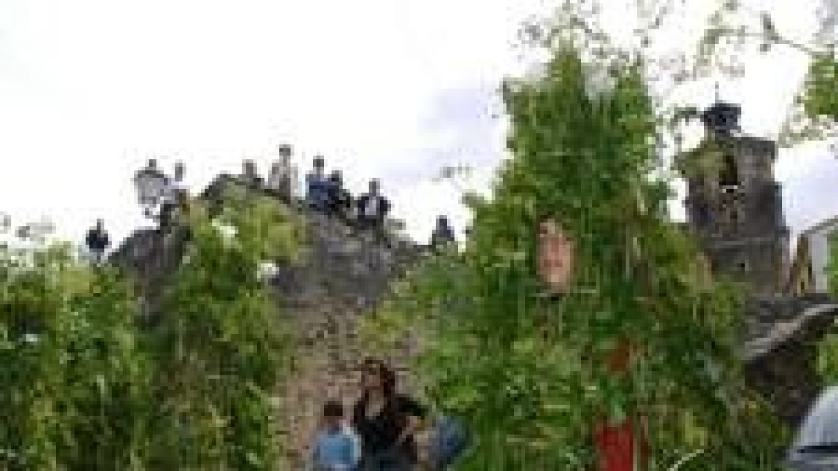 Los villafranquinos se vistieron ayer con los colores de la naturaleza en la Festa do Maio