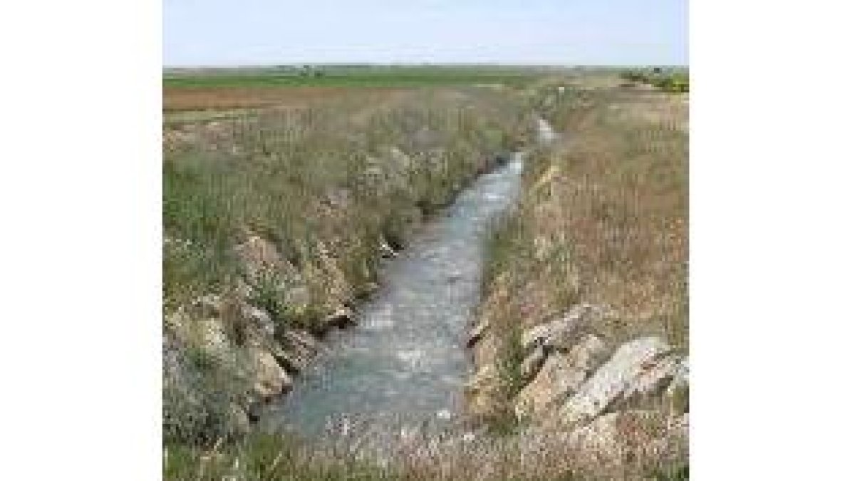 En Castrotierra ven bajar el agua casi sin poder usarla