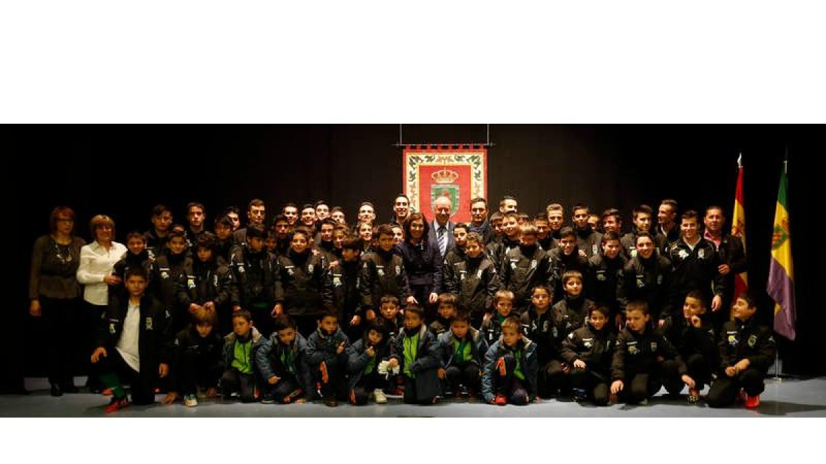 Vicente del Bosque posa junto a los chavales que integran los diferentes equipos del fútbol base de la Unión Deportiva Benavides.