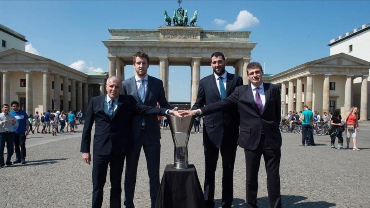 Obradovic y Vesely (Fenrbahçe) y Bourousis y Perasovic (Baskonia) posan en la puerta de Brandenburgo con el trofeo