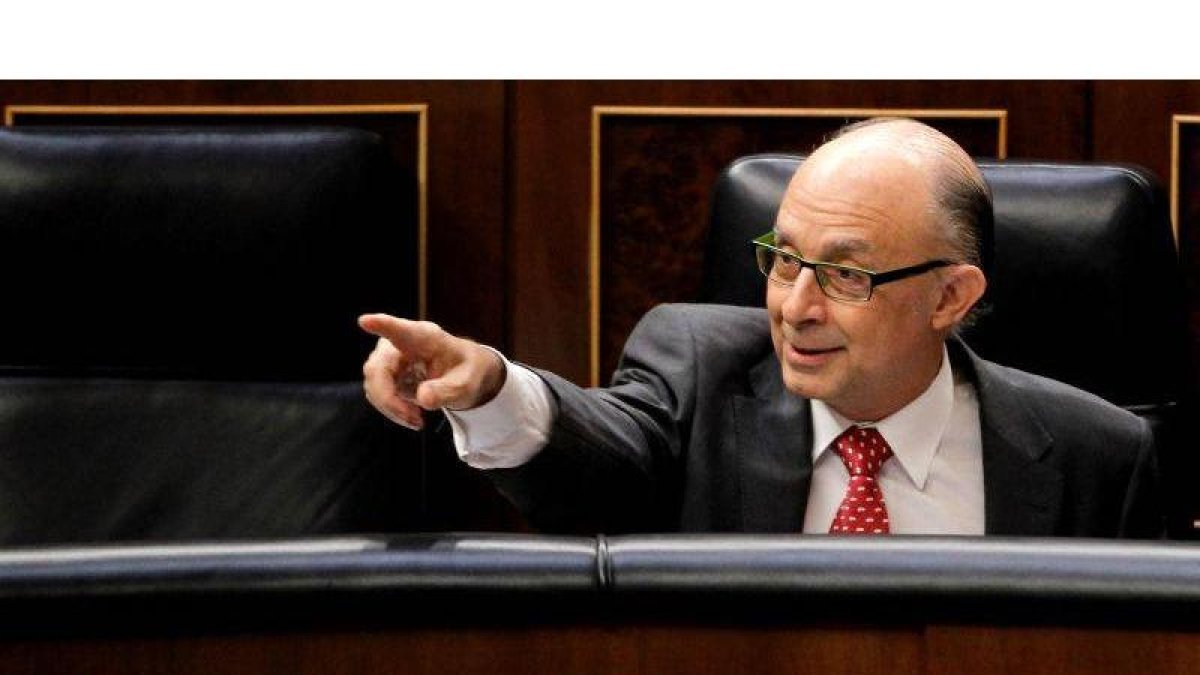El ministro de Hacienda, Cristóbal Montoro, durante una sesión plenaria en el Congreso.