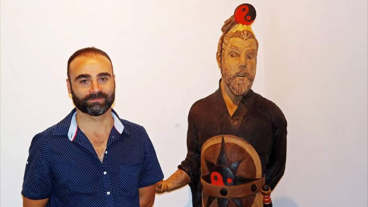 El artista paramés David Cuadrao junto a una escultura. CUEVAS