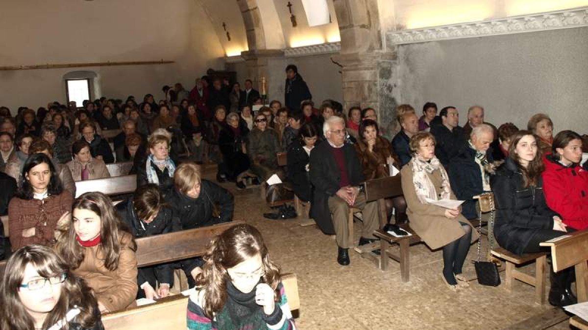 La iglesia de Boca de Huergano se quedó pequeña para acoger el homenaje a Dora del Hoyo.