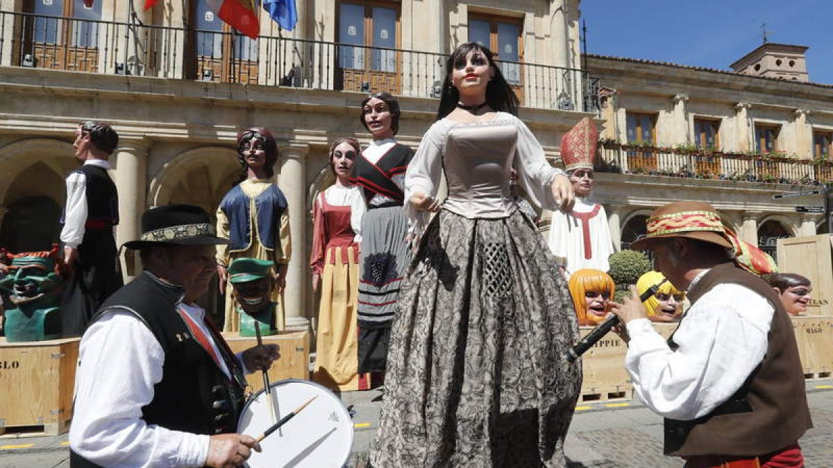 La nueva imagen de la compañía que anima los pasacalles de la ciudad en las fiestas. RAMIRO