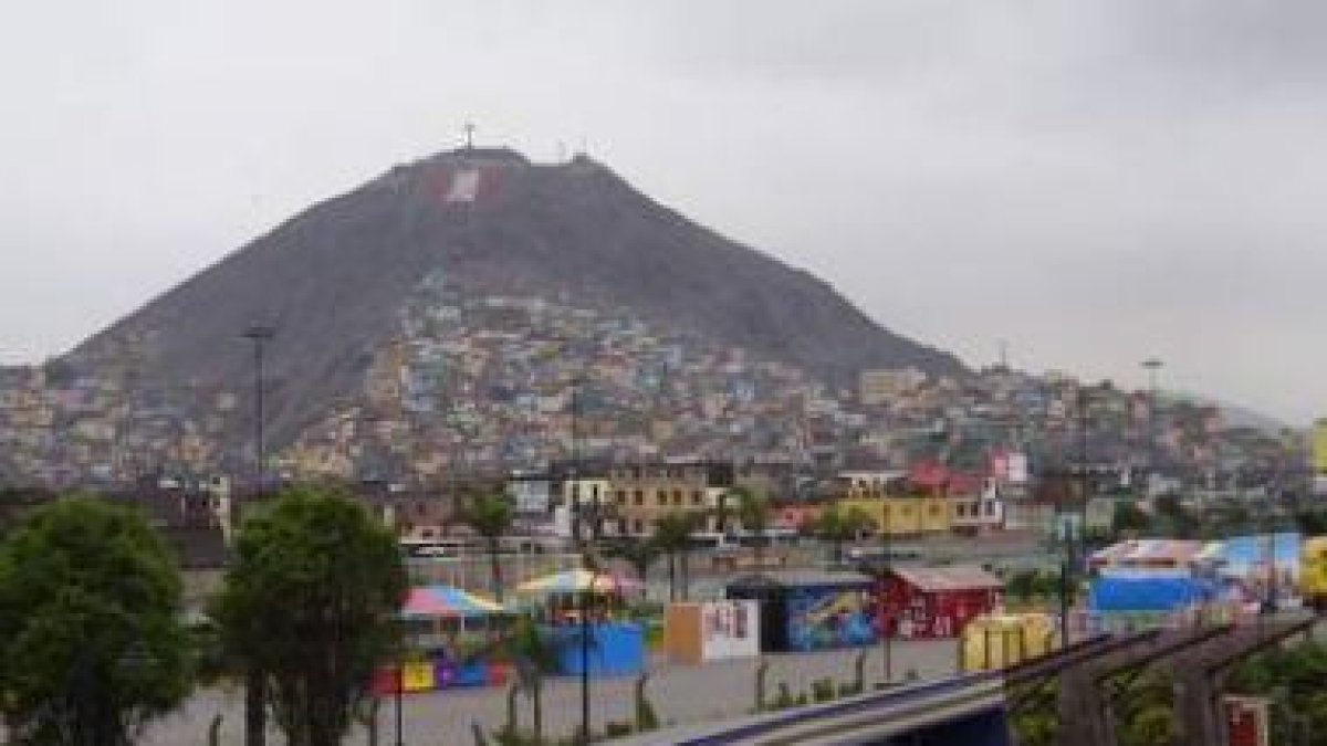 Perú. Lima. Las casas trepan por las laderas del Cerro San Carlos.ALFONSO GARCÍA