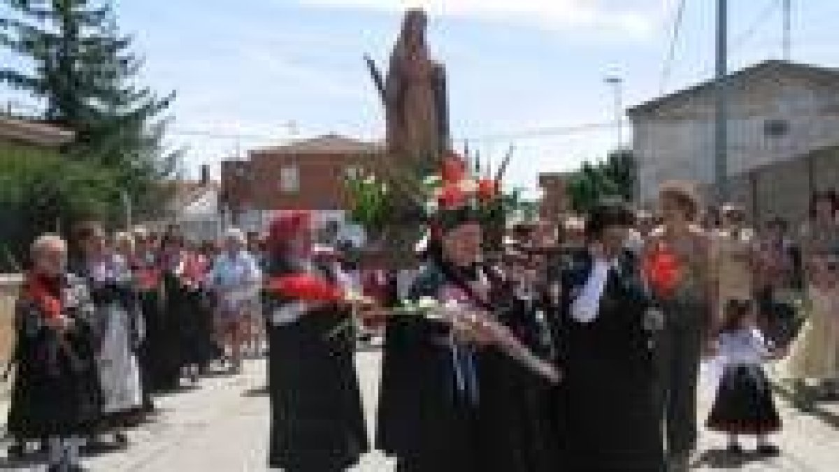 La mujeres del Polvorín procesionaron con la Santa durante 20 minutos