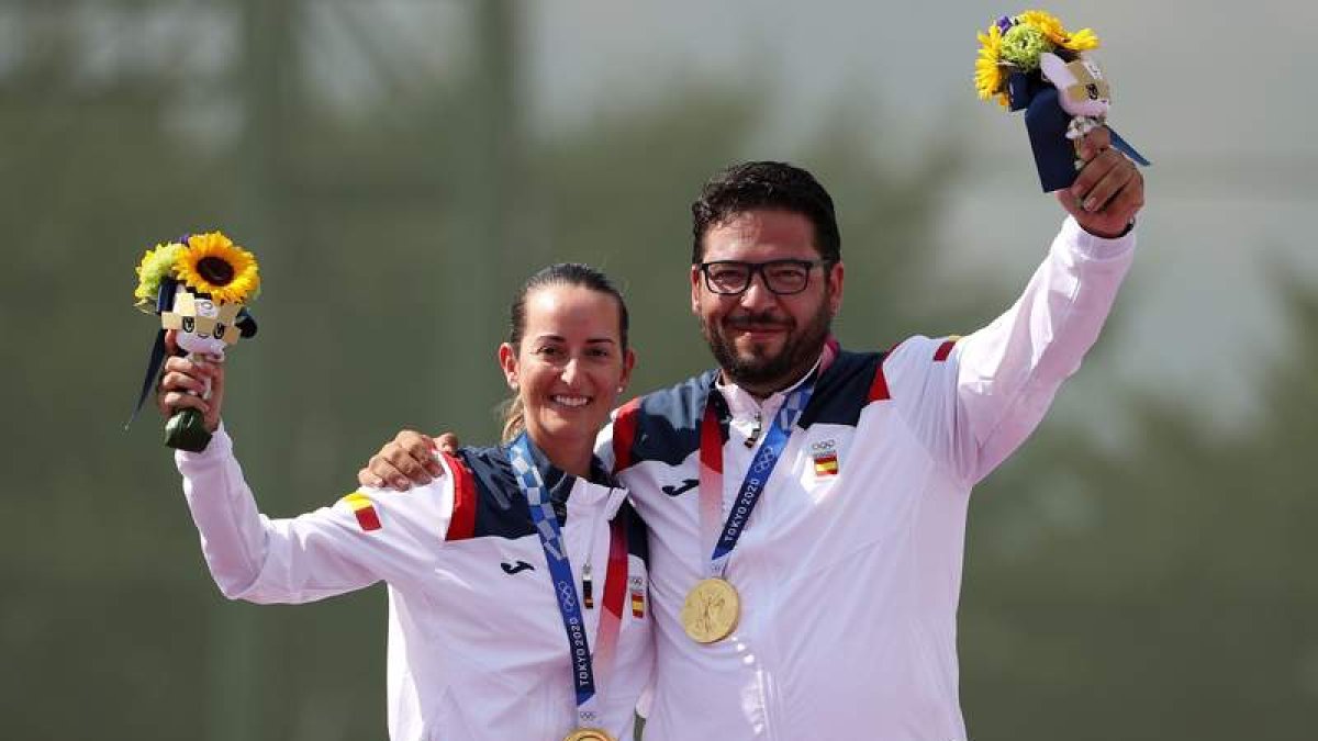 Fátima Gálvez y Alberto Fernández celebran la medalla de oro tras una brillante actuación en foso olímpico, la primera que suma España en los Juegos de Tokio. FAZRY ISMAIL