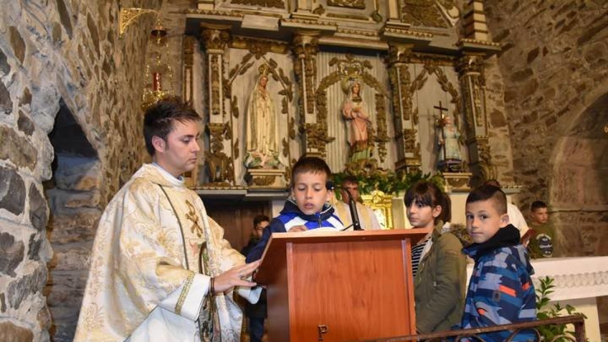 Carlos Martínez en la iglesia de Palacios del Sil. DL