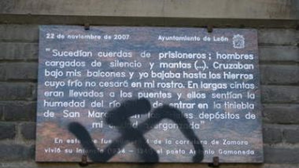 La esvástica fue pintada en la placa colocada en honor de Gamoneda