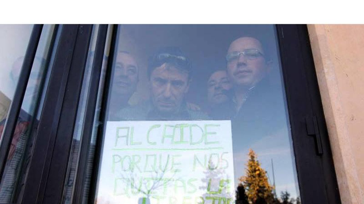 Los seis trabajadores, cinco de jardines y uno de basuras, que aún mantienen el encierro.