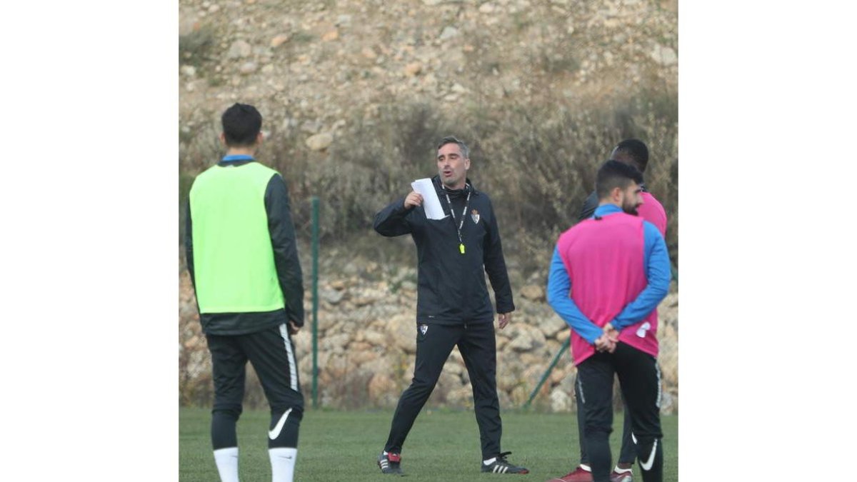 Bolo es consciente que que los tres puntos son esenciales para la Deportiva en Bouzas. L. DE LA MATA