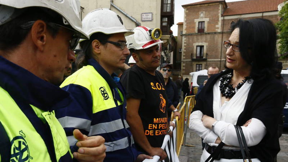 La subdelegada del Gobierno en León, Teresa Mata, habla con los mineros en San Marcelo.