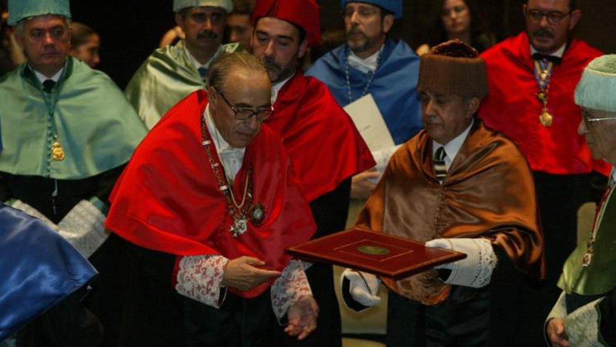 Peces-Barba fue investido doctor honoris causa en la Universidad de León en el año 2004.
