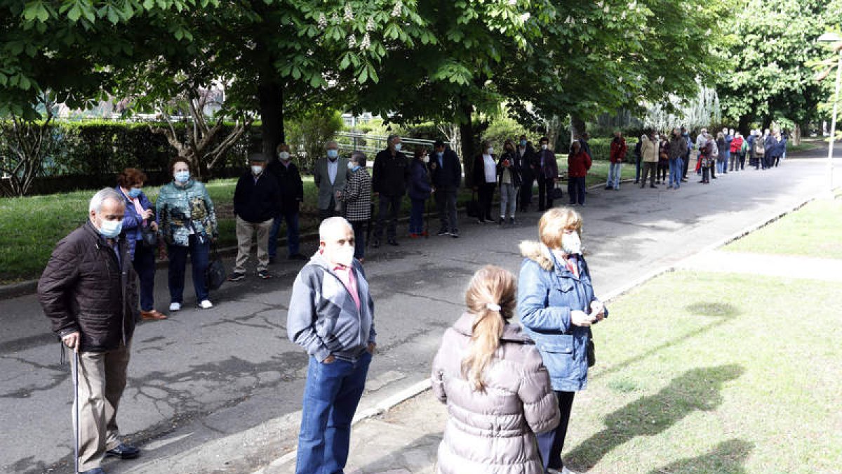 Colas para vacunarse en el Centro Municipal de la Tercera Edad en el Parque de los Reyes de León. MARCIANO PÉREZ