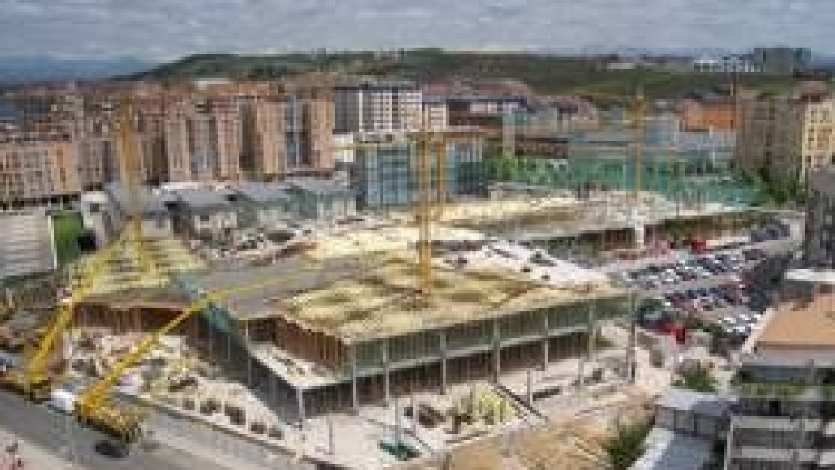 La obra está preparada ya para cerrar las fachadas del centro comercial