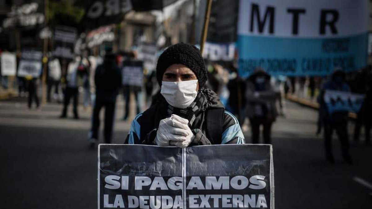 Un hombre se manifiesta en Buenos Aires contra el pago de la deuda externa. JUAN IGNACIO RONCORONI