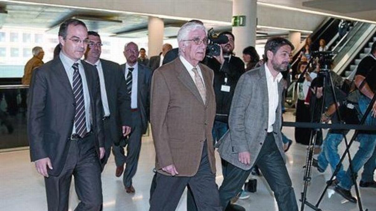 Daniel Osàcar, arropado por Jordi Turull y Oriol Pujol, a su llegada a la Ciutat de la Justícia en su citación como imputado por el 'caso Palau' en una foto de archivo.