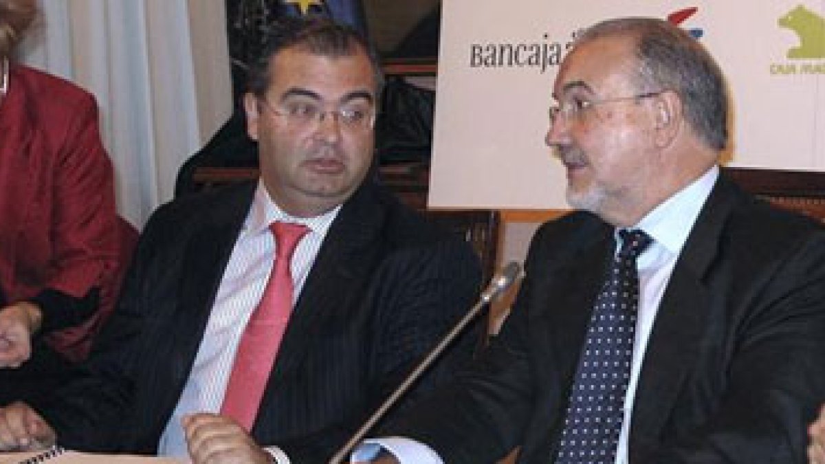 Pedro Solbes conversa con el presidente del Banco Popular, Ángel Ron.