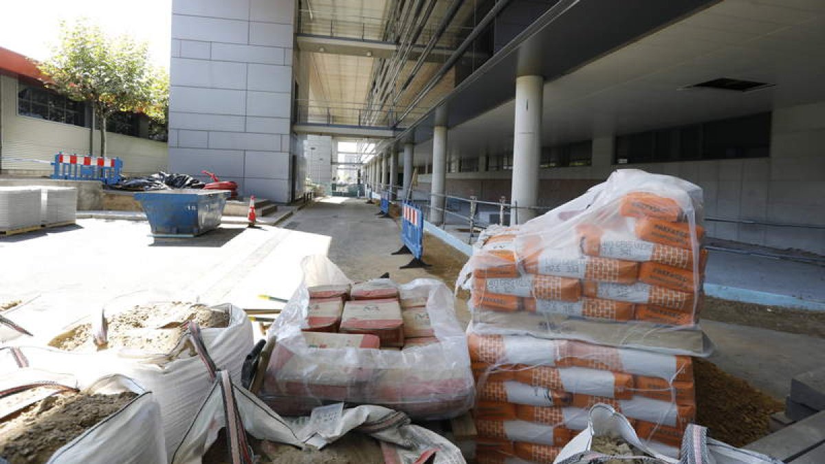 Las obras para ampliar Urgencias son visibles en el exterior del Complejo Asistencial. MARCIANO PÉREZ