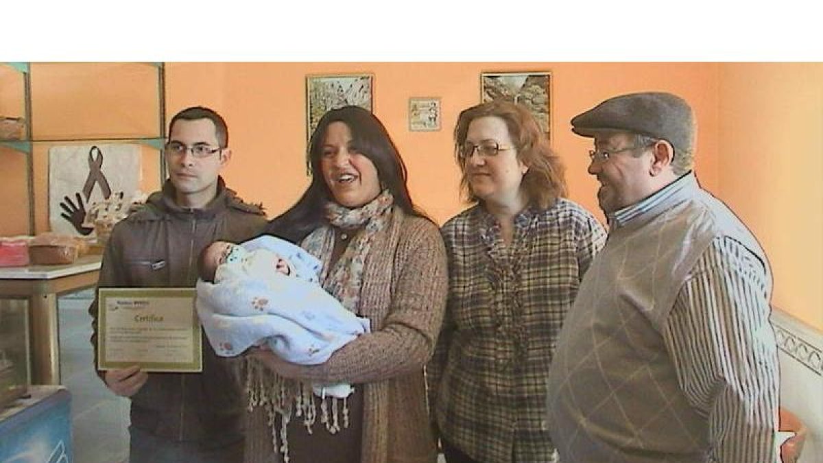 Los padres, con el pequeño Yerai en brazos, recibieron el diploma del primer bebé del año.