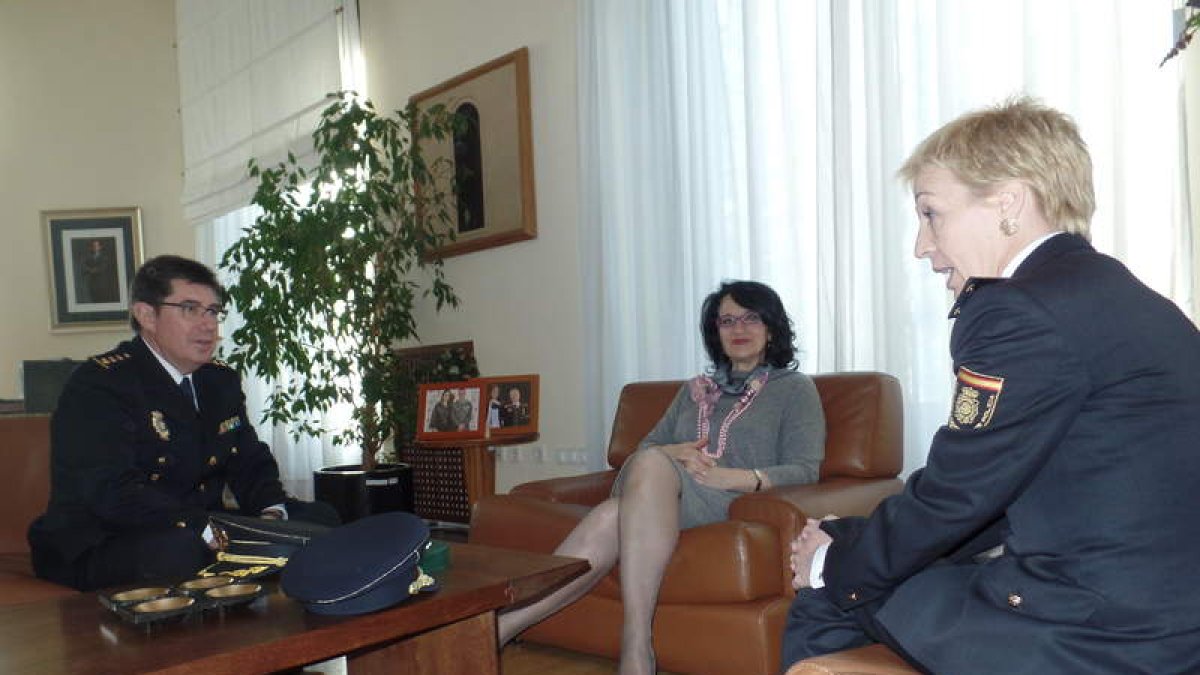 Ubaldo de la Torre, Teresa Mata y María Marcos, en la Subdelegación del Gobierno en León.