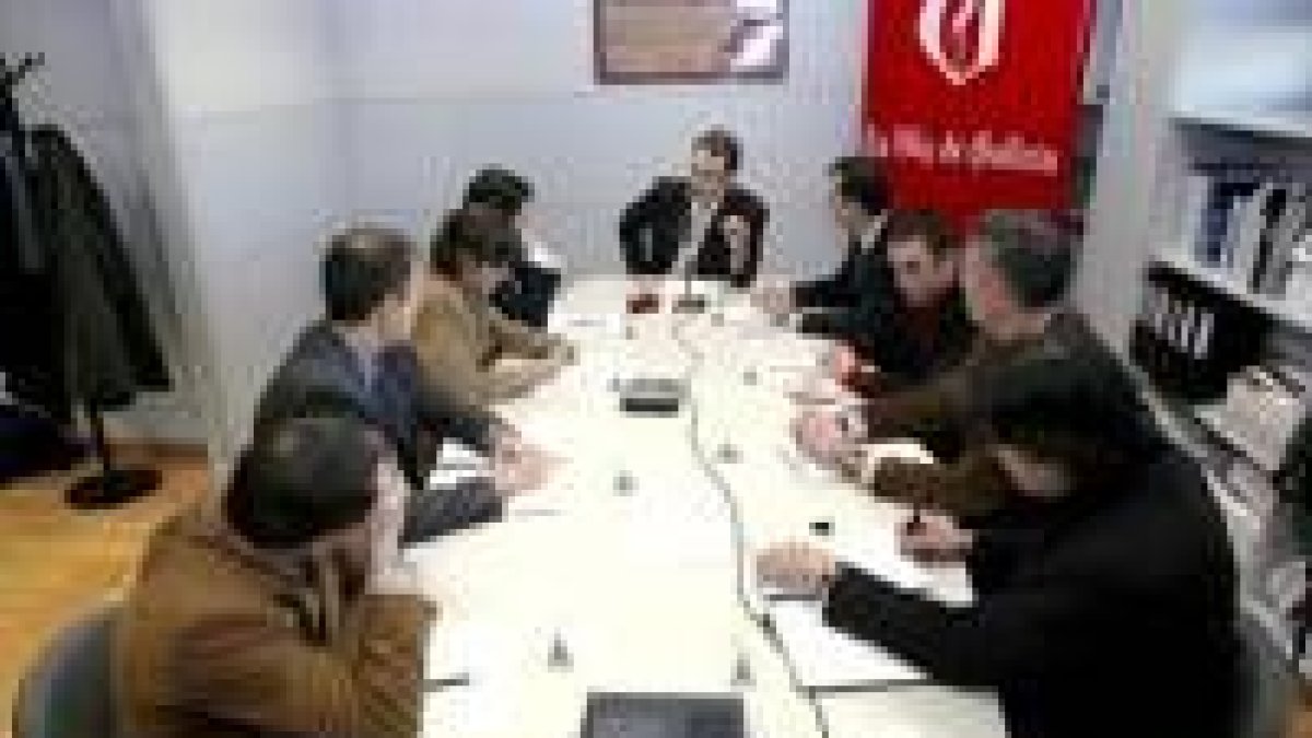 Zapatero contesta a las preguntas de los periodistas  en el café de redacción de La Voz de Galicia