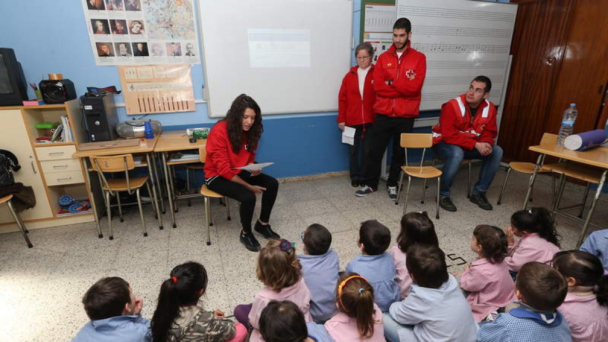 Los niños del colegio de La Placa siguiern muy atentos las enseñanzas de los voluntarios.
