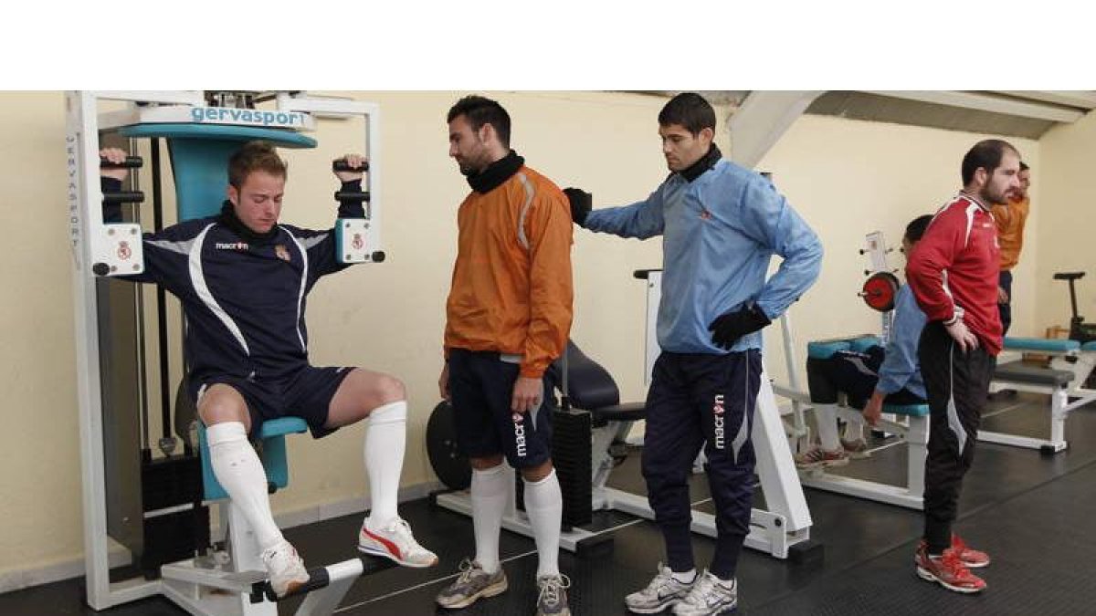 Murci, segundo por la izquierda, y sus compañeros alternan el gimnasio y el césped para iniciar el año con un buen tono físico.