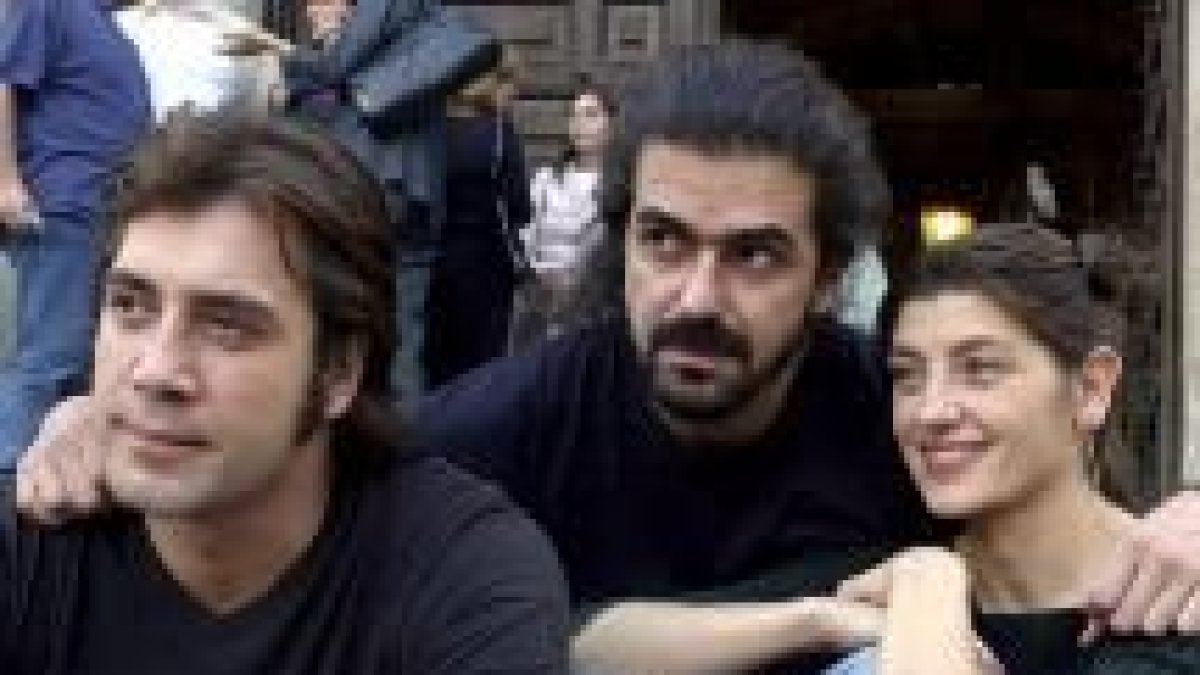 Fernando León, entre dos de los intérpretes de «Los lunes al sol», Javier Bardem y Nieves de Medina