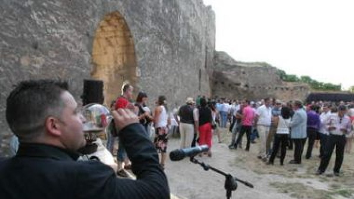 Pérez Pereira eligió esta vez el castillo del Temple para presentar sus nuevos vinos y reunir a sus