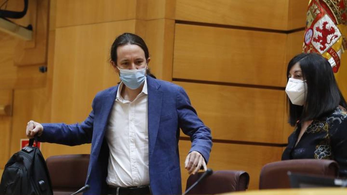 El vicepresidente segundo y ministro español de Derechos Sociales y Agenda 2030, Pablo Iglesias (c), es recibido por la presidenta de la Comisión de Derechos Sociales, Ana Belén Edo (dcha). BALLESTEROS