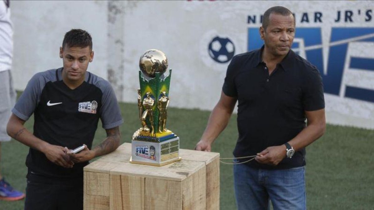 Neymar y su padre en un evento deportivo.