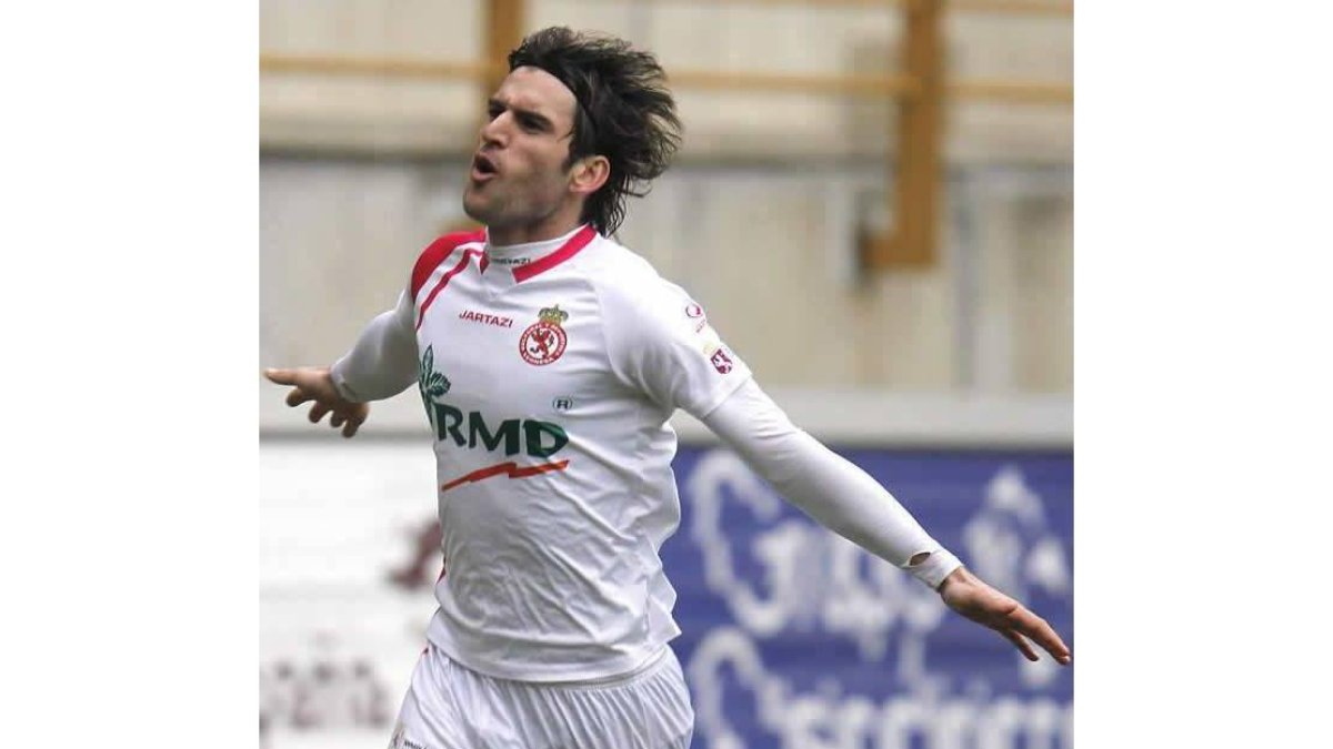 Juan Bardal, a la derecha, gana la acción al centrocampista de la Gimnástica Segoviana Calleja en un lance del encuentro disputado en el estadio Reino de León.