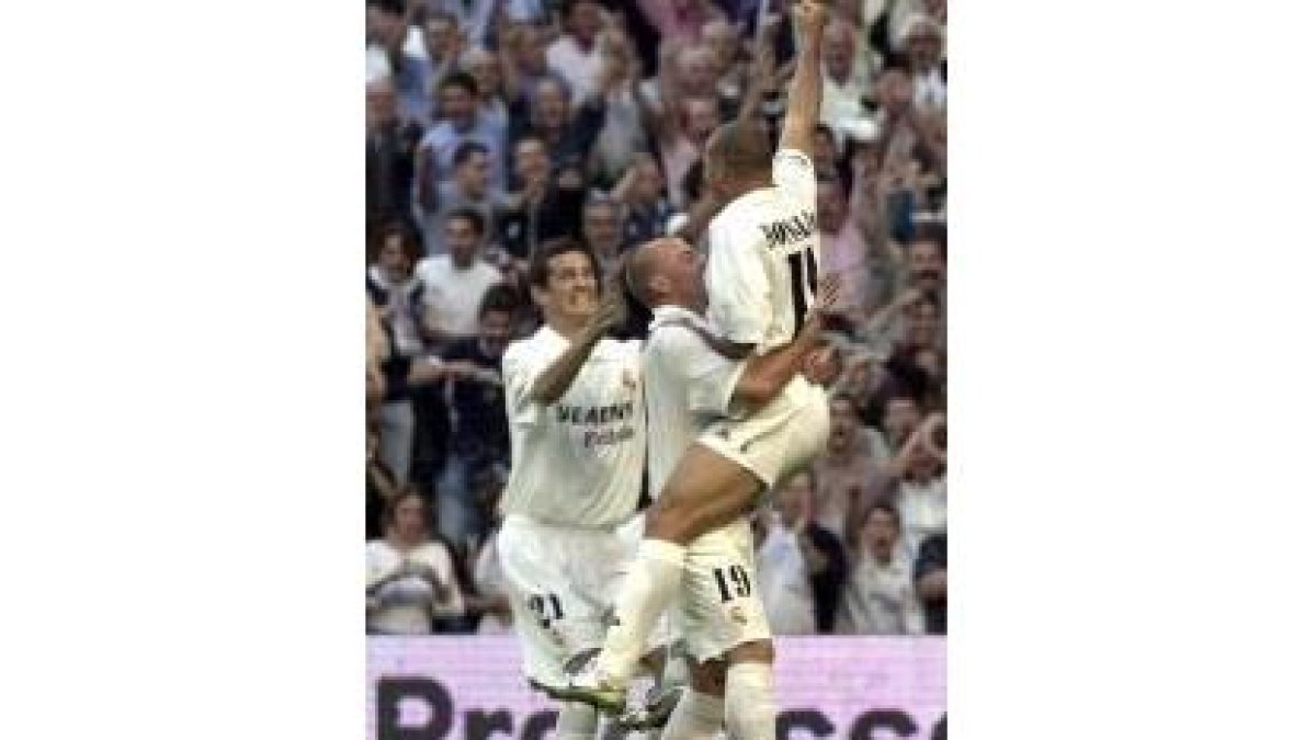 Cambiasso y Solari celebran un gol de Ronaldo junto al brasileño