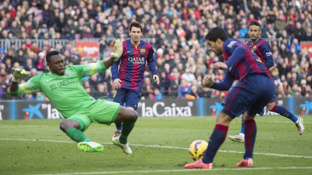 Kameni, frente al tridente formado por Suárez, Messi y Neymar, en una jugada invalidada por el línier durante el partido entre el Barcelona y el Málaga en el Camp Nou.