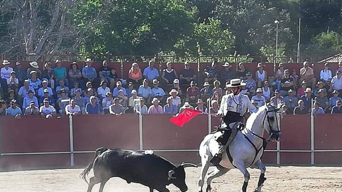 Un momento del rejoneo en el coso de Valdepiélago de Oscar Borjas PLANILLO
