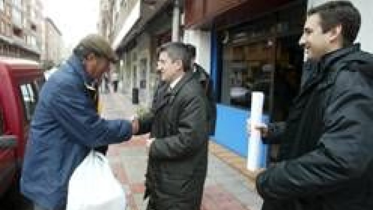 El alcalde, Francisco Fernández, saluda a un vecino del barrio de El Ejido